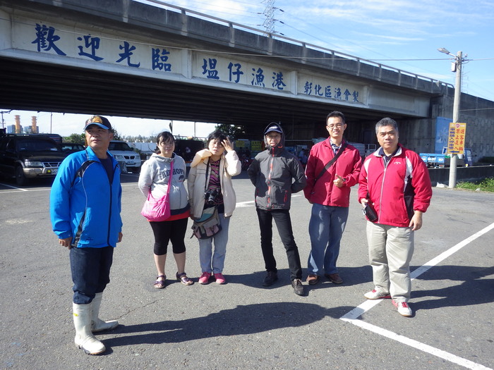 參觀塭仔漁港，以了解目前的魚貨情形以及潮間帶周邊產業和文化的形成軌跡。圖片