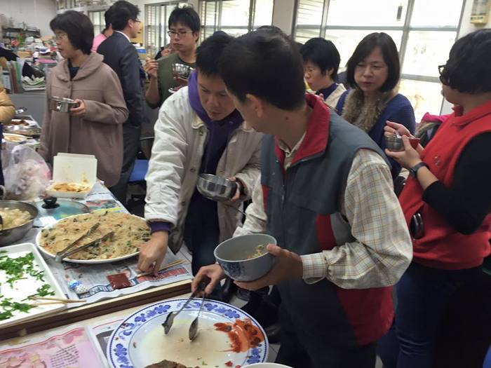 同仁一人一菜餐會歡送陳炎山老師與洪進致老師退休快樂圖片