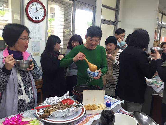 同仁一人一菜餐會歡送陳炎山老師與洪進致老師退休快樂圖片