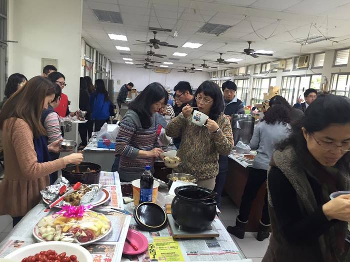 同仁一人一菜餐會歡送陳炎山老師與洪進致老師退休快樂圖片