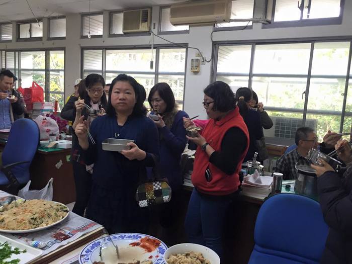 同仁一人一菜餐會歡送陳炎山老師與洪進致老師退休快樂圖片