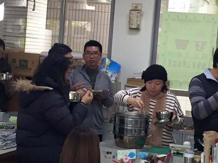 同仁一人一菜餐會歡送陳炎山老師與洪進致老師退休快樂圖片