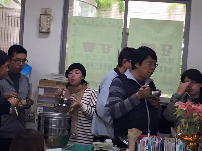 同仁一人一菜餐會歡送陳炎山老師與洪進致老師退休快樂圖片