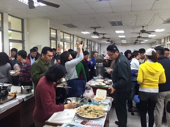 同仁一人一菜餐會歡送陳炎山老師與洪進致老師退休快樂圖片