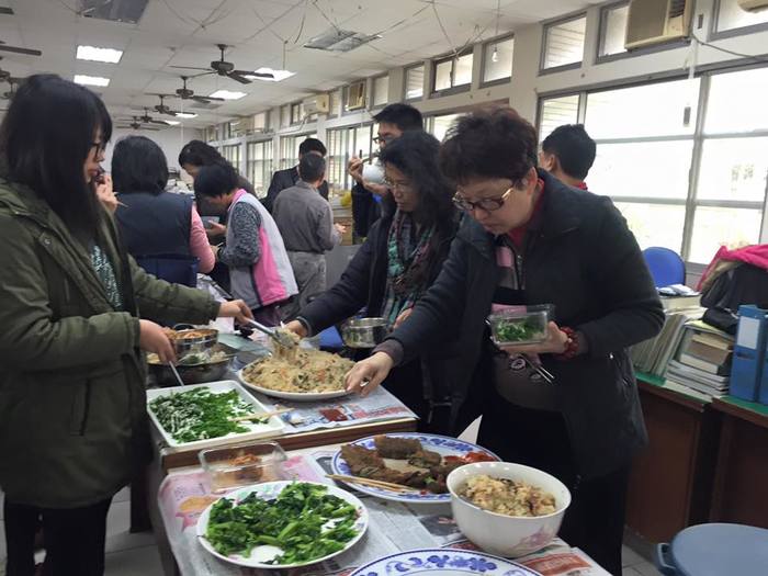 同仁一人一菜餐會歡送陳炎山老師與洪進致老師退休快樂圖片