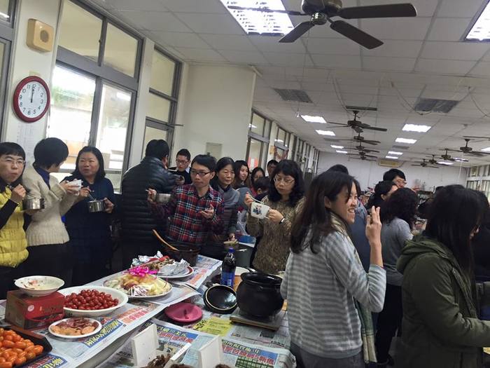 同仁一人一菜餐會歡送陳炎山老師與洪進致老師退休快樂圖片