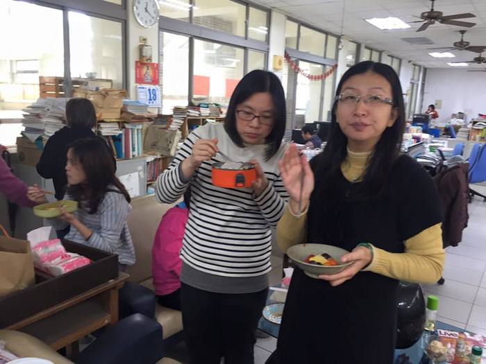 同仁一人一菜餐會歡送陳炎山老師與洪進致老師退休快樂圖片