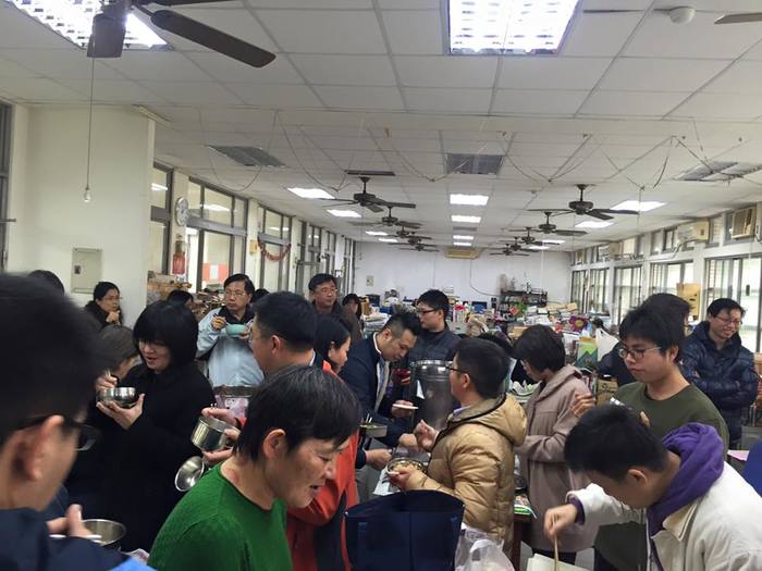 同仁一人一菜餐會歡送陳炎山老師與洪進致老師退休快樂圖片