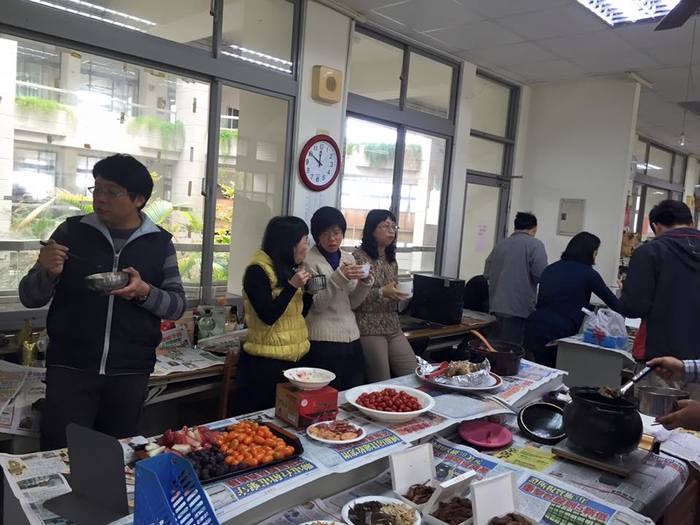 同仁一人一菜餐會歡送陳炎山老師與洪進致老師退休快樂圖片