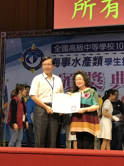 指導顯微鏡檢第一名游昊酃老師獲教育部范巽綠次長頒獎圖片