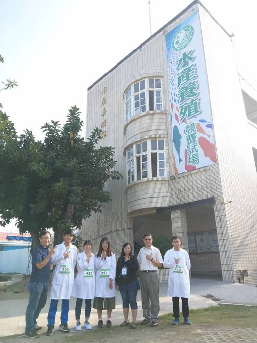 比賽後卸除戰甲前與林宜賢校長合影圖片