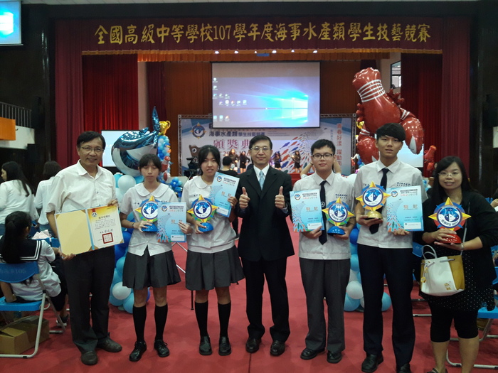 林宜賢校長(右4)嘉勉師生並合影圖片