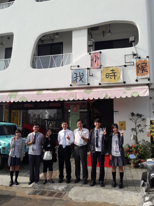 參加頒獎典禮前於所住之民宿前集氣圖片