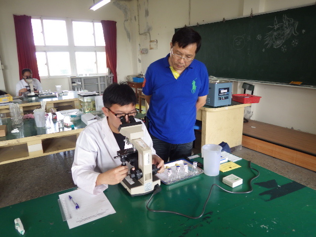 顯微鏡檢時必須全神貫注圖片