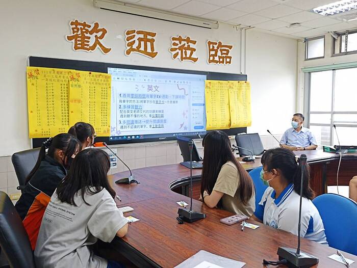 施同學分享透過小卡讀英語的方法圖片