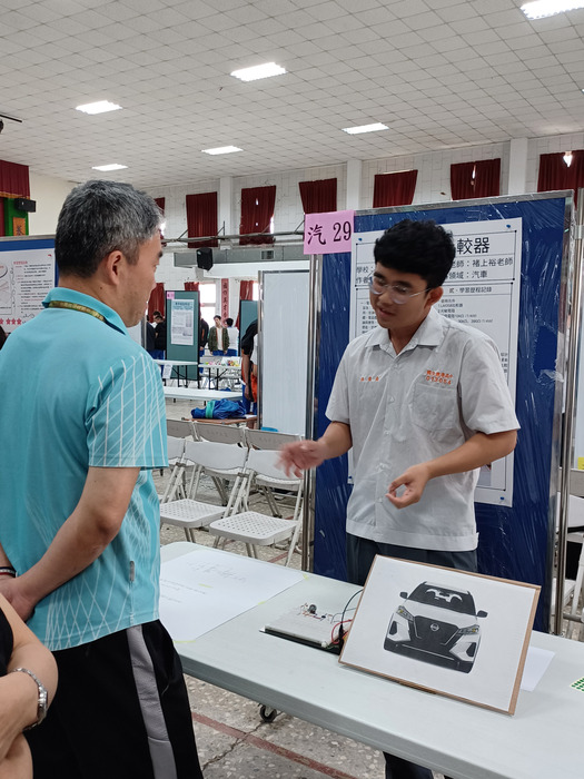 認真講解的參展同學圖片