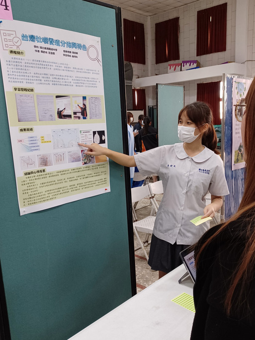 認真講解的參展同學圖片