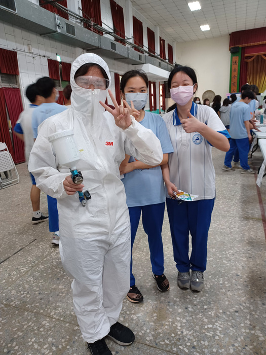 觀展同學試穿汽車科防護衣圖片