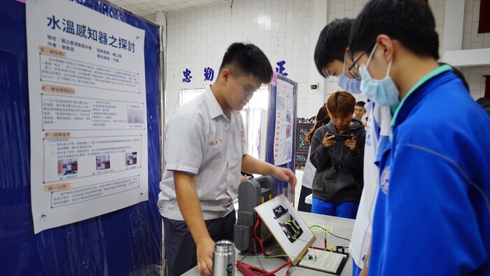 認真講解的參展同學圖片