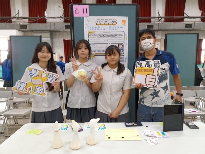 參展同學與指導老師合照圖片