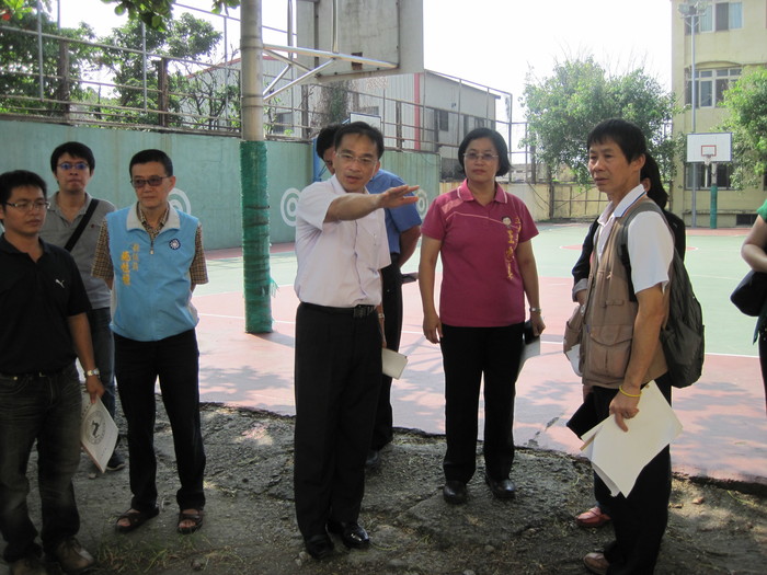 王惠美立委、施性鍾縣議員、國教署及縣府長官蒞臨本校勘查暨有體育運動設施設備整修整建計畫圖片