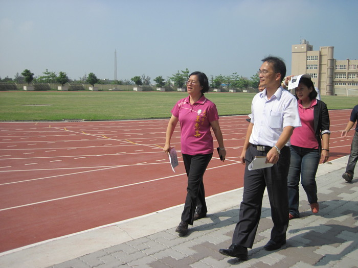 王惠美立委、施性鍾縣議員、國教署及縣府長官蒞臨本校勘查暨有體育運動設施設備整修整建計畫圖片