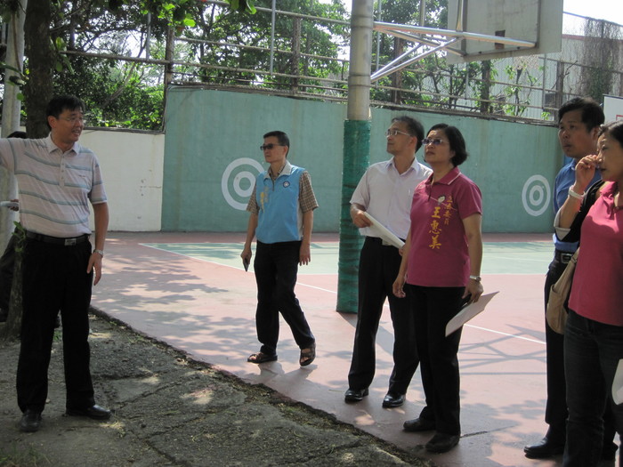 王惠美立委、施性鍾縣議員、國教署及縣府長官蒞臨本校勘查暨有體育運動設施設備整修整建計畫圖片
