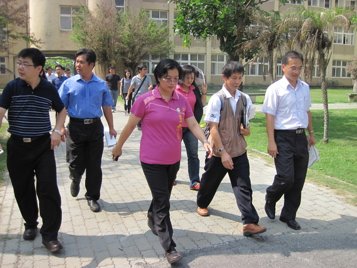 王惠美立委、施性鍾縣議員、國教署及縣府長官蒞臨本校勘查暨有體育運動設施設備整修整建計畫圖片