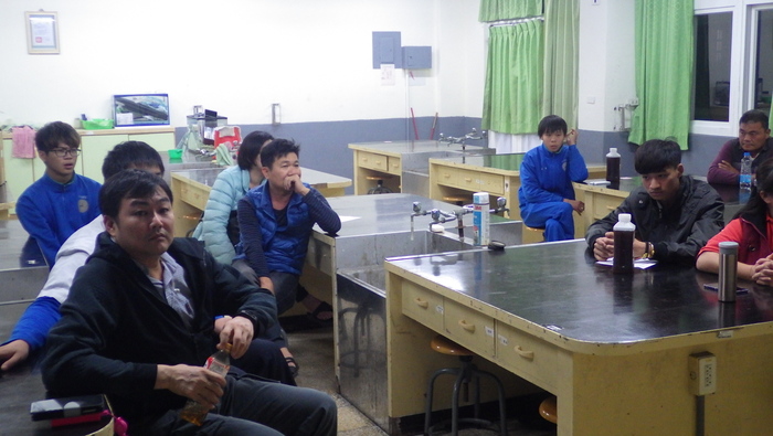 學生與家長們聽得聚精會神圖片