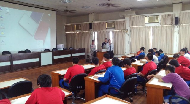 兩位汽車科校友-林廠長及彥禎對學弟妹分享了一些職場心得圖片