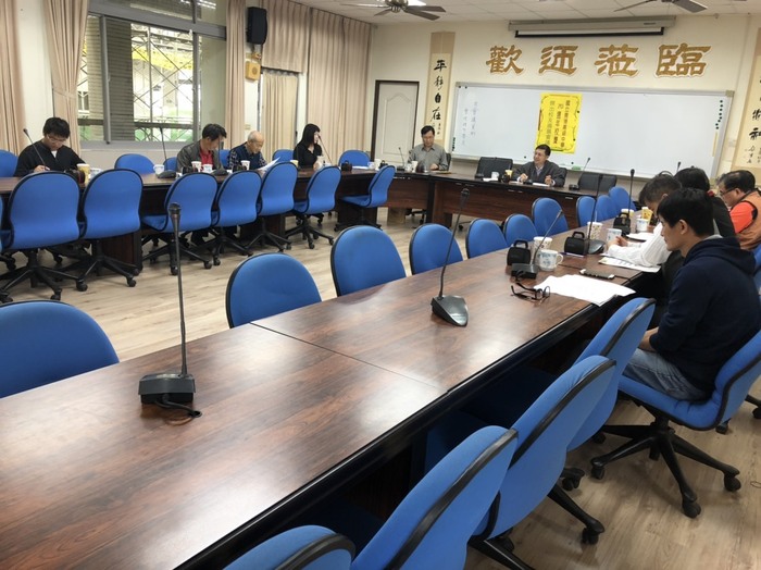 遴選委員認真審查傑出校友候選人資料圖片