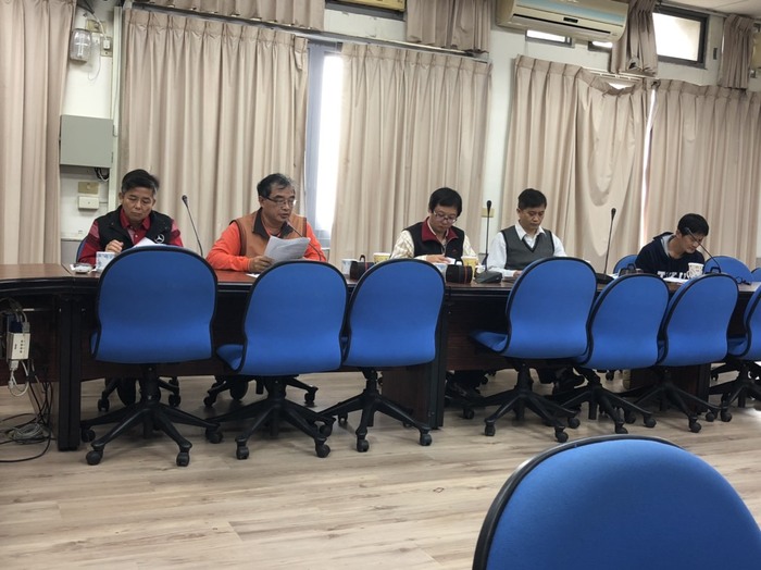 遴選委員認真審查傑出校友候選人資料圖片