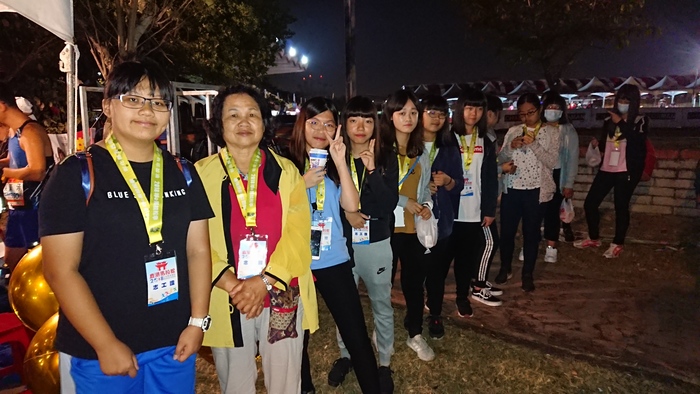 2018鹿港馬拉松，鹿港高中學生參與活動志工圖片