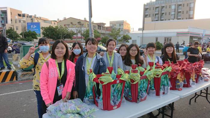2018鹿港馬拉松，鹿港高中學生參與活動志工圖片