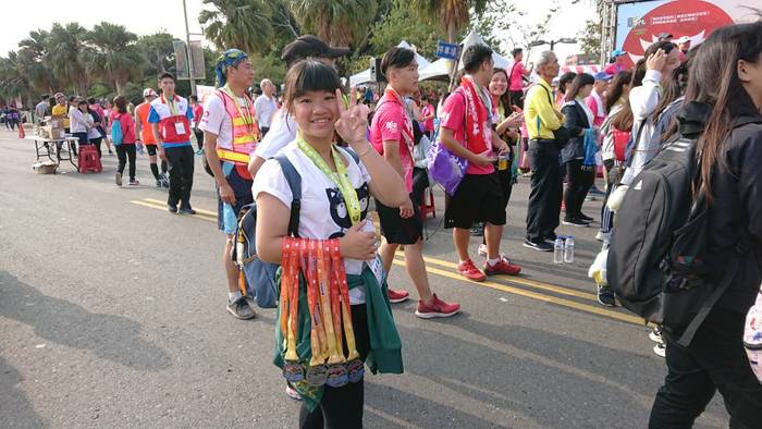 2018鹿港馬拉松，鹿港高中學生參與活動志工圖片