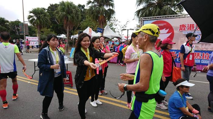 2018鹿港馬拉松，鹿港高中學生參與活動志工圖片