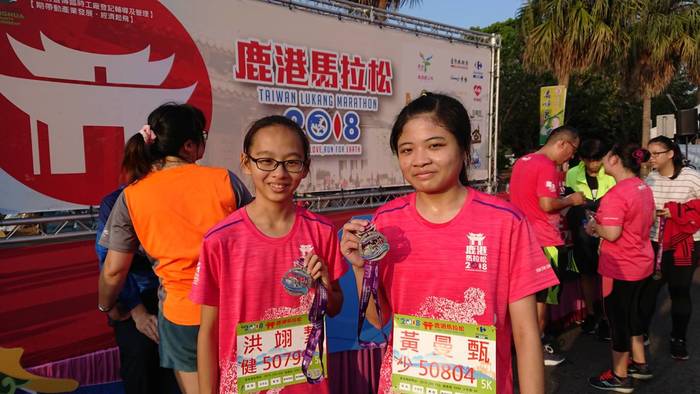 2018鹿港馬拉松，鹿港高中學生參與活動志工圖片