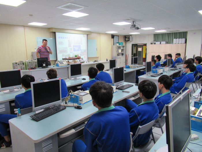 遠東科大自控系林主任為學生講解自動控制未來趨勢圖片