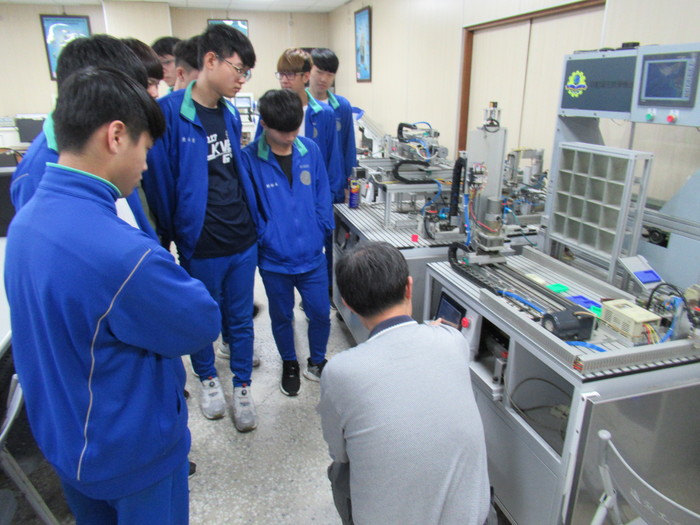 自控系教授展示自動化倉儲的運作方式圖片