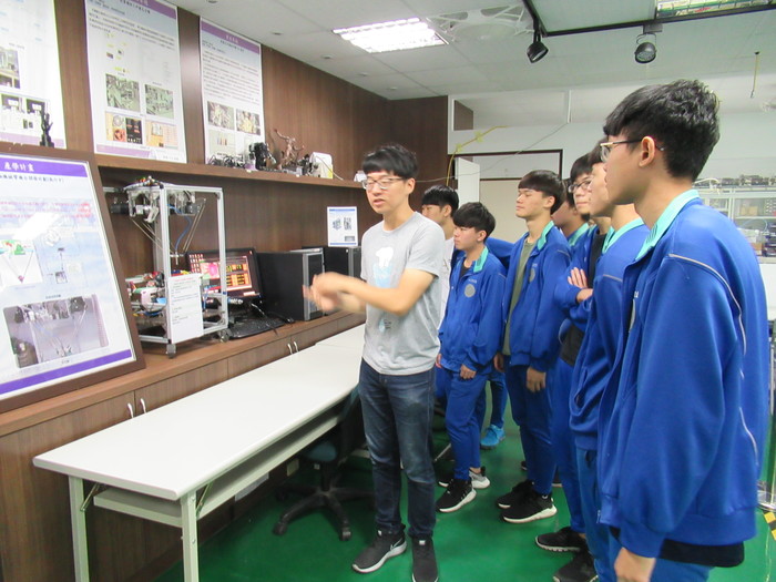 助教為學生說明設備的原理及相關應用圖片