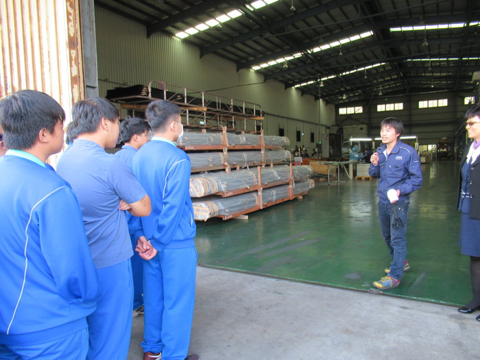 芳德公司廠長為鹿高汽車科校友，感謝廠長帶領學弟參觀工廠圖片