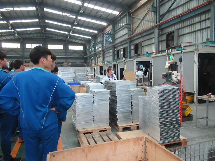 學生參觀工廠自動化加工相關建置圖片