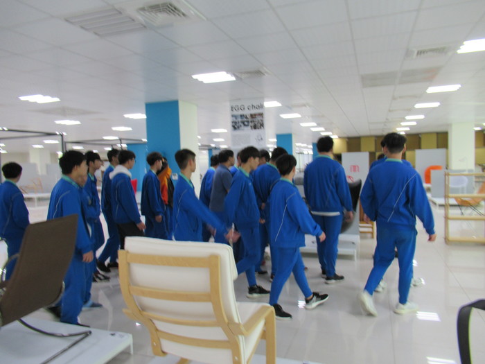 學生參觀芳德公司傢俱博物館，內部放置許多知名傢俱，藉此啟發設計部門靈感圖片