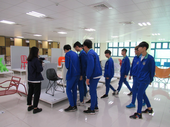 導覽人員介紹傢俱的由來及設計理念圖片