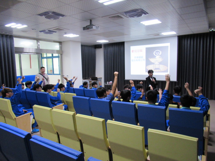 汽車科學生與黃特助互動踴躍圖片