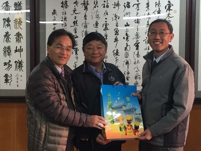 天后宮胡副組委粽送禮物給玉井商工陳培德 校長圖片