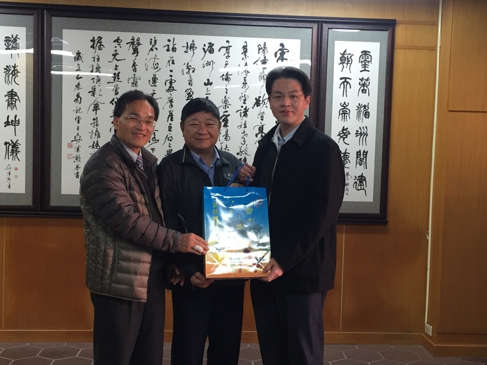 天后宮胡副組委粽送禮物給暨大附中張正彥 校長圖片