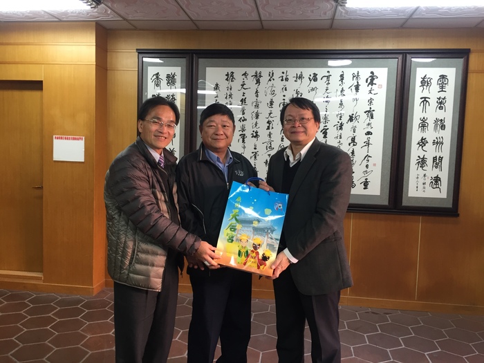 天后宮胡副組委粽送禮物給斗六家商羅聰欽 校長圖片