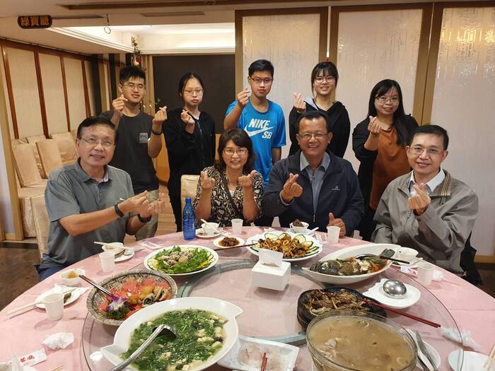 家長會粘進義會長賢伉儷宴請師生圖片