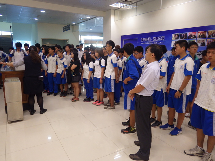 在天明製藥聆聽中藥產品的說明圖片